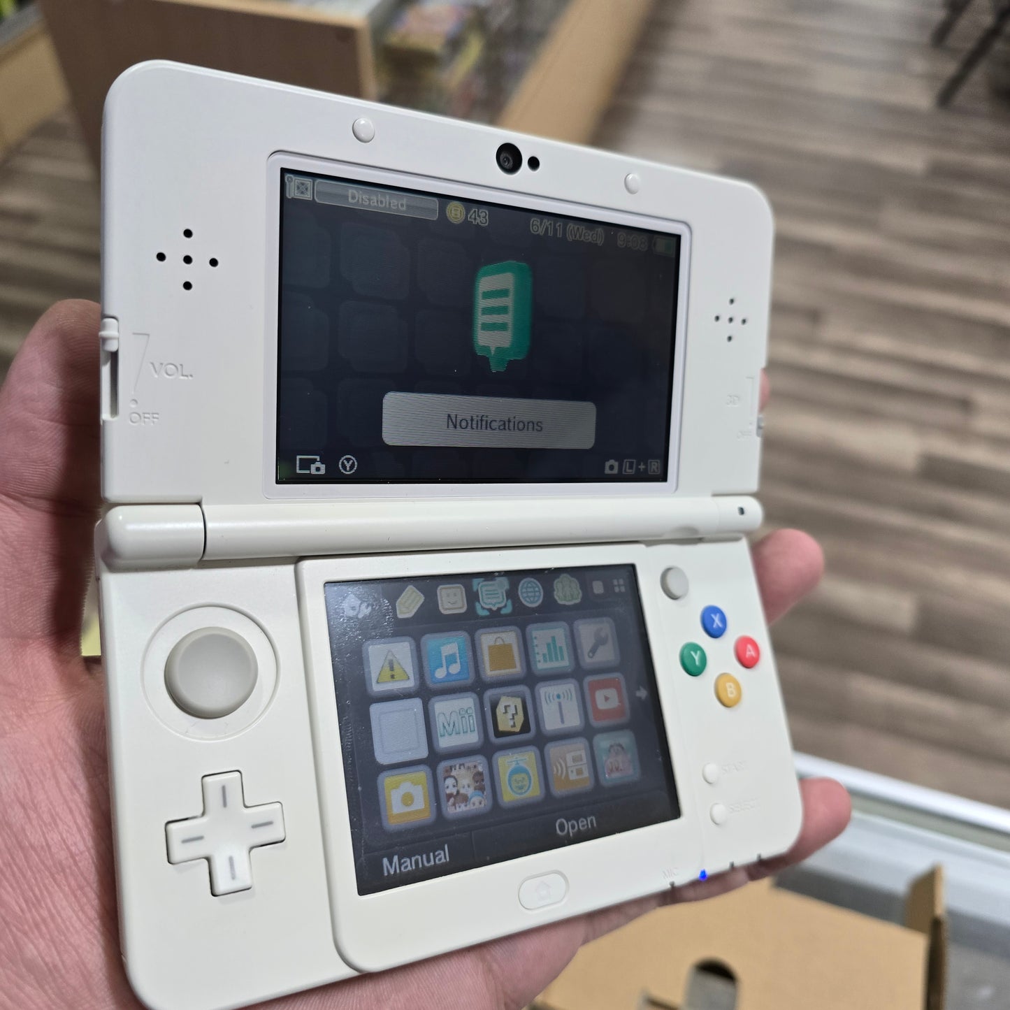 New Nintendo 3DS Super Mario White Edition Nintendo 3DS Handheld System with Charger and Box