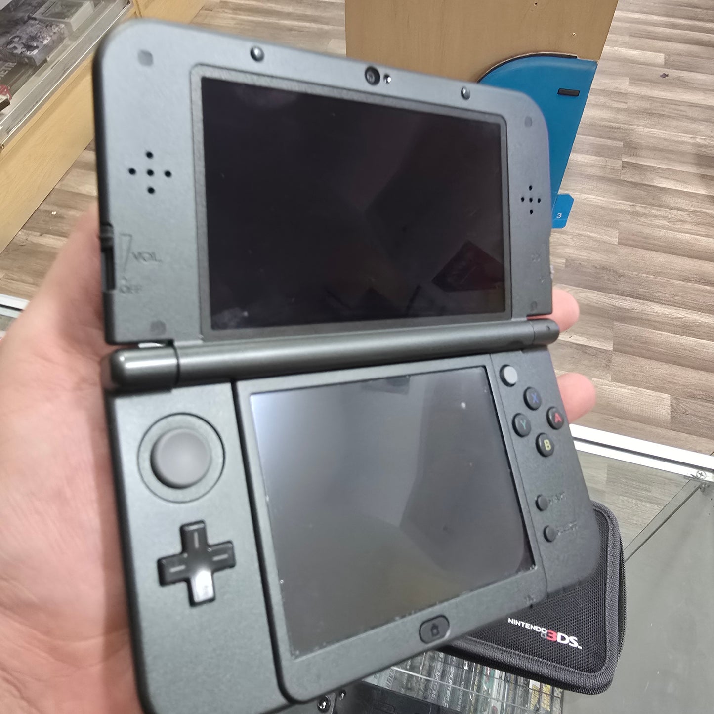 New Nintendo 3DS XL Black Handheld System with Charger and carrying case