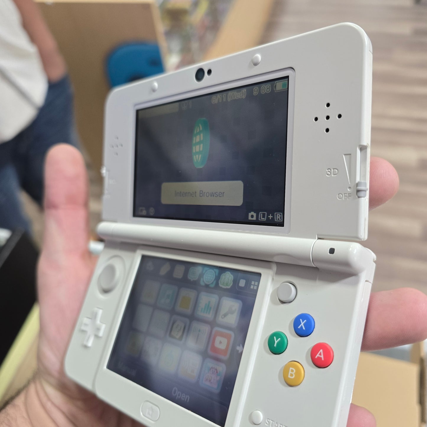 New Nintendo 3DS Super Mario White Edition Nintendo 3DS Handheld System with Charger and Box