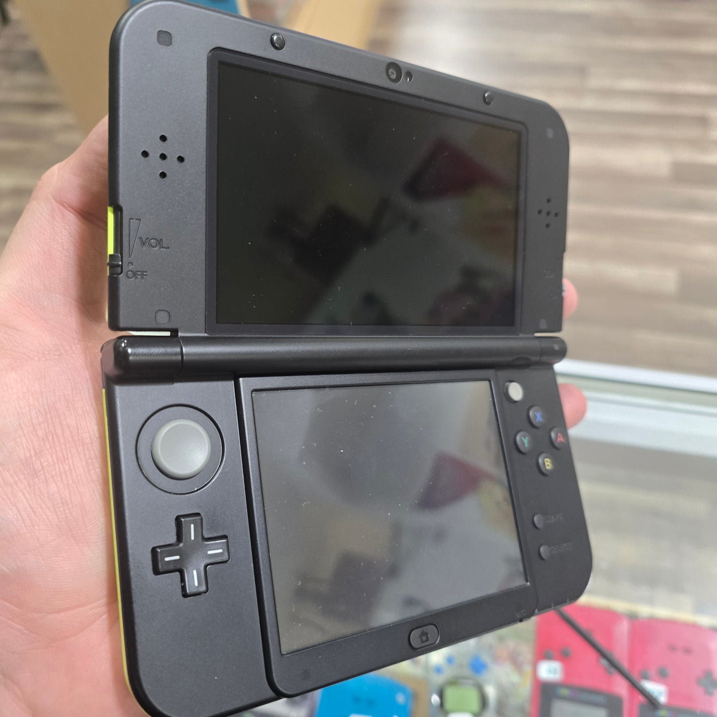 New Nintendo 3DS LL Lime + Black (REGION FREE) Handheld System (JPN SYSTEM) With Charger (CLEAN SYSTEM)