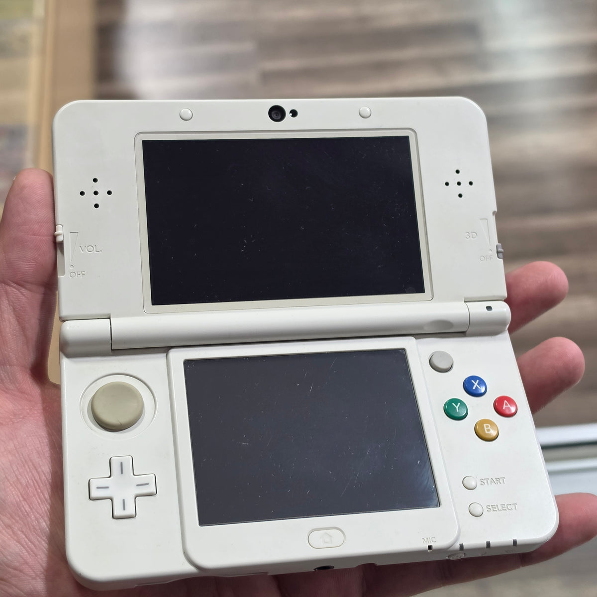 (646) White New Nintendo 3DS Handheld System With Charger (Region Free) (JAPANESE TO US)