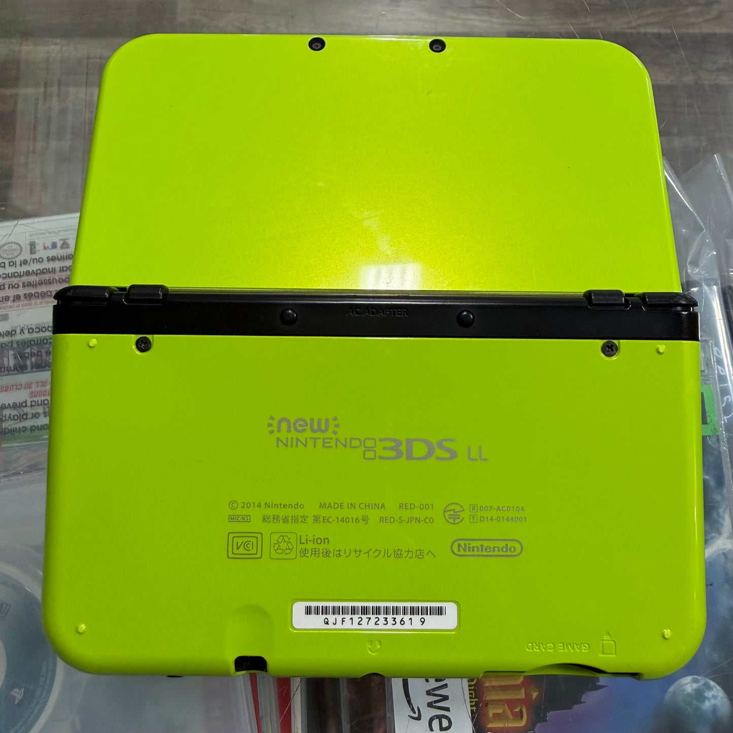 New Nintendo 3DS LL Lime + Black JP Nintendo 3DS [Charger Included]