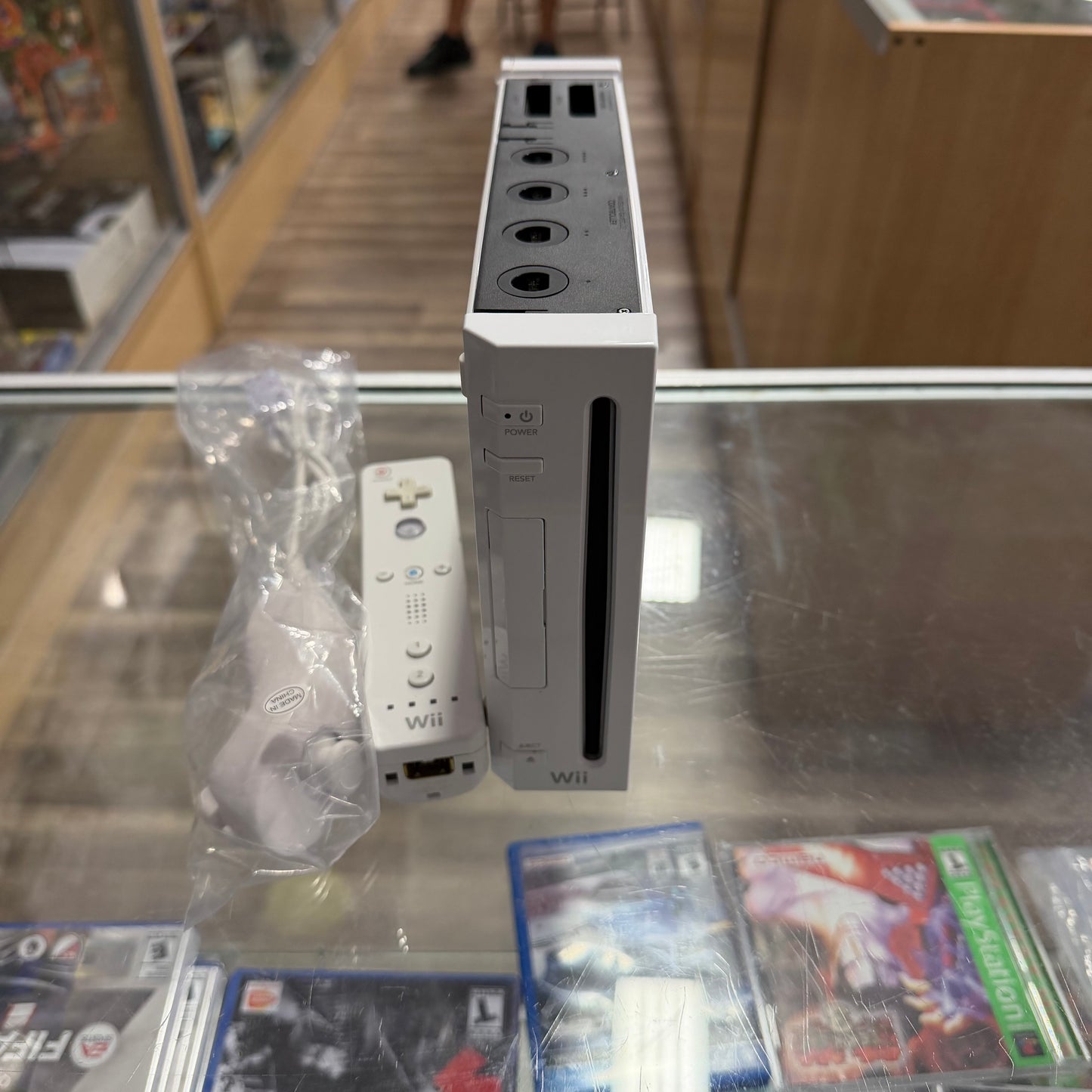 Nintendo Wii System with all wires and Controllers (8017)