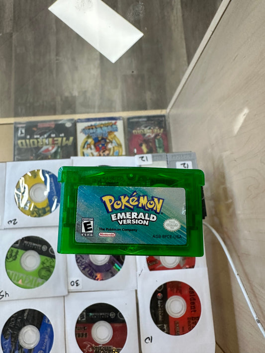 Pokémon Emerald Nintendo Gameboy Advance Authentic