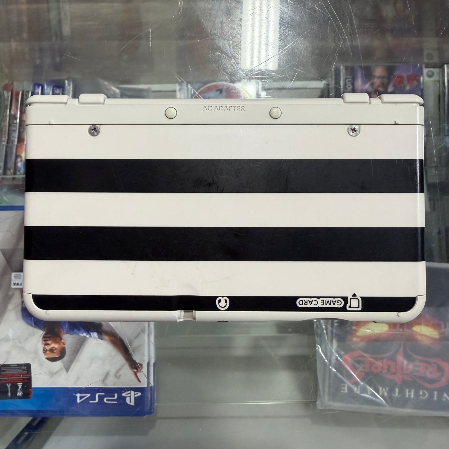 White and Black New Nintendo 3DS Handheld System With Charger (Region Free) (JAPANESE TO US)