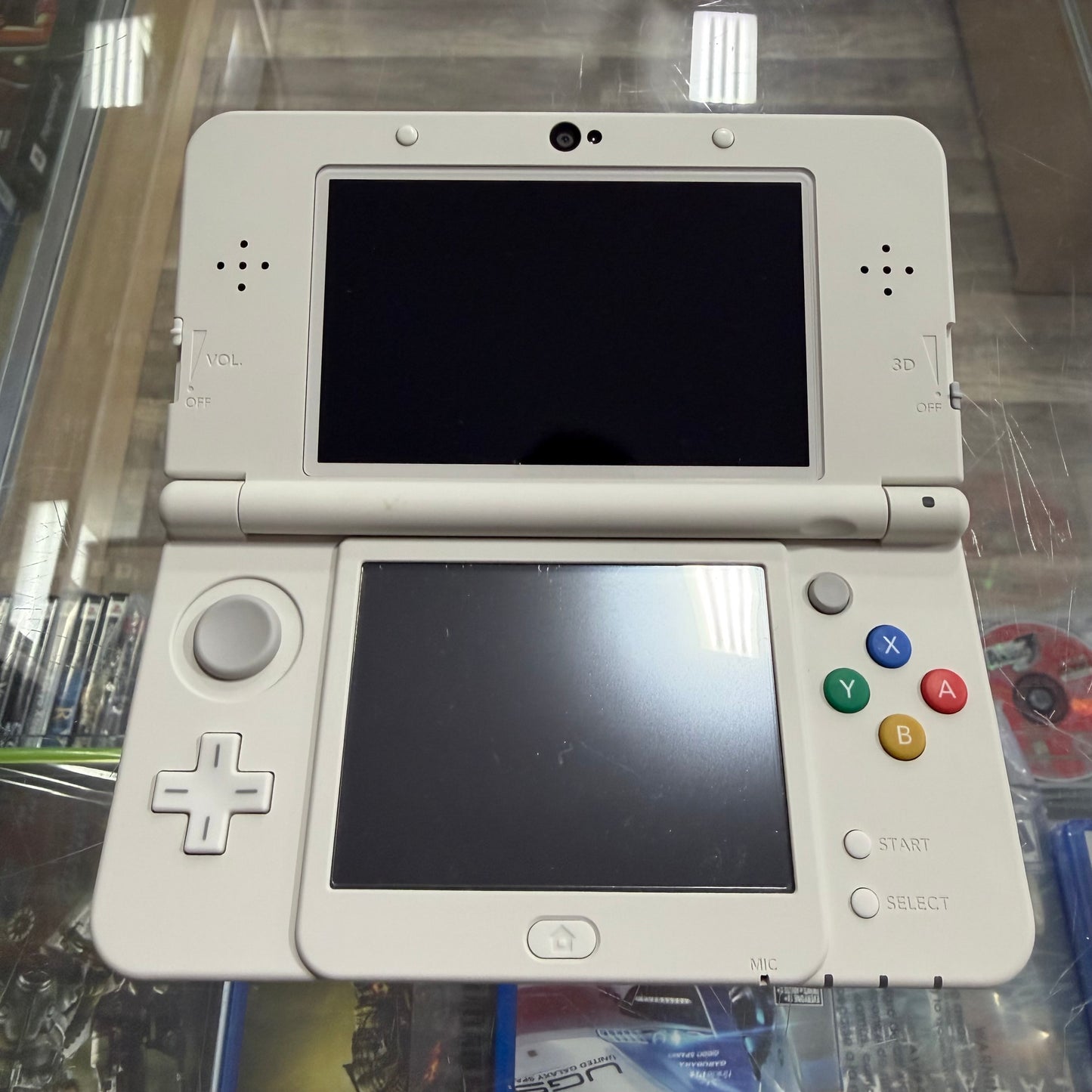 White New Nintendo 3DS Handheld System With Charger (Region Free) (JAPANESE TO US)