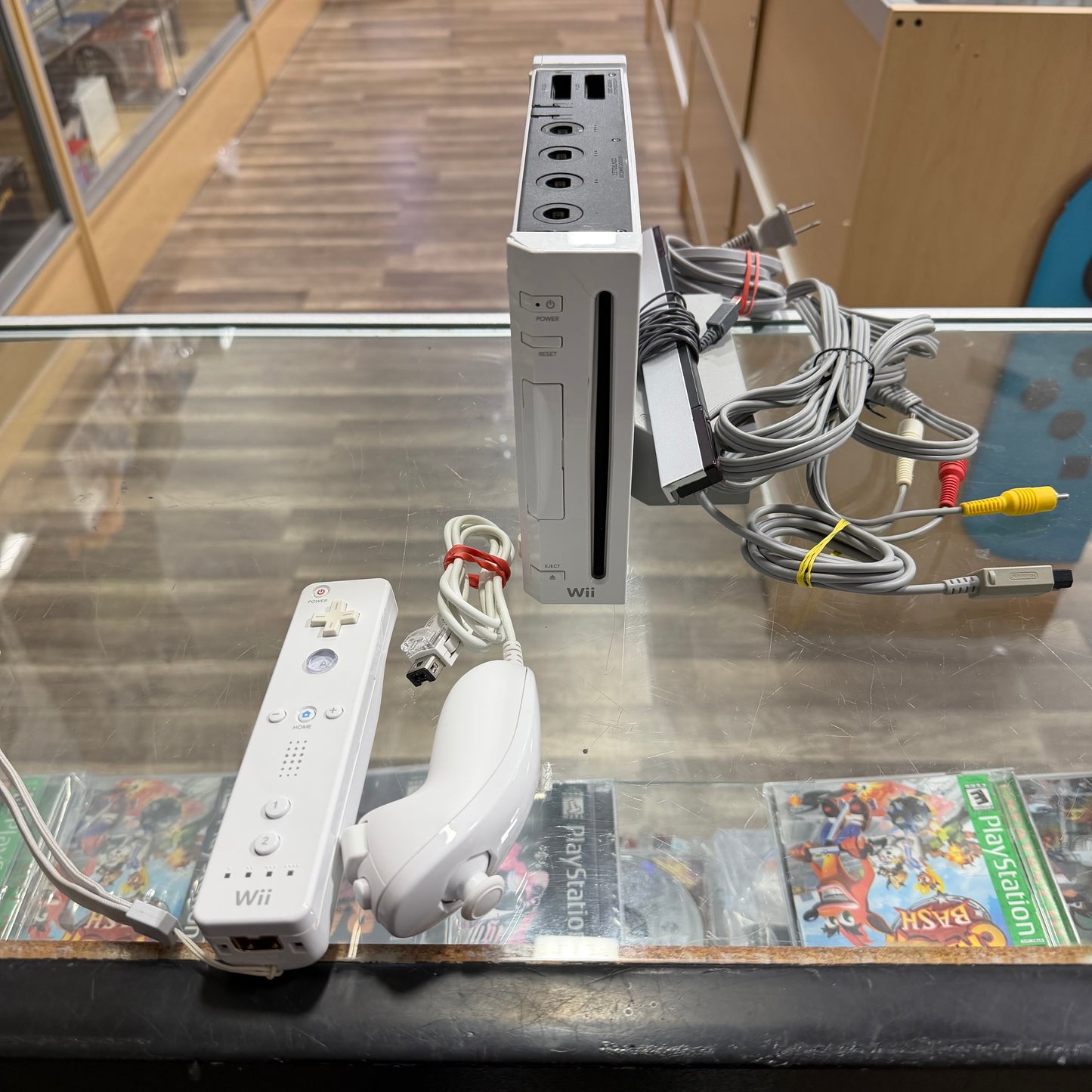 White Nintendo Wii System Wii (all cables and controllers included)