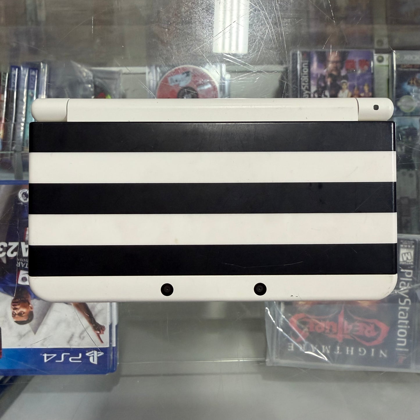 White and Black New Nintendo 3DS Handheld System With Charger (Region Free) (JAPANESE TO US)