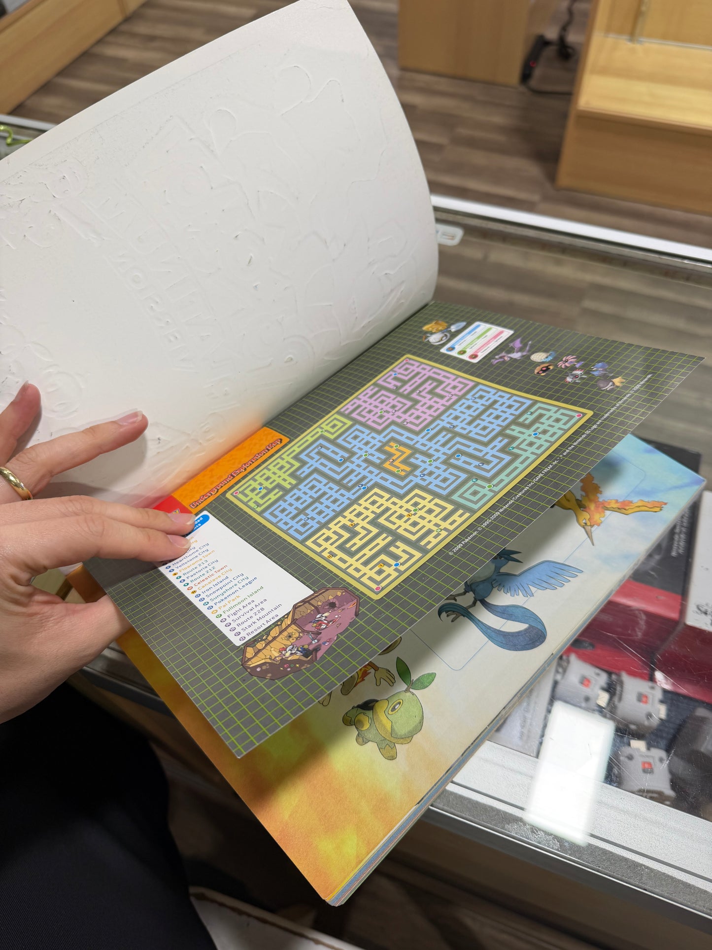 Pokémon Platinum Strategy Guide - with Poster and Stickers