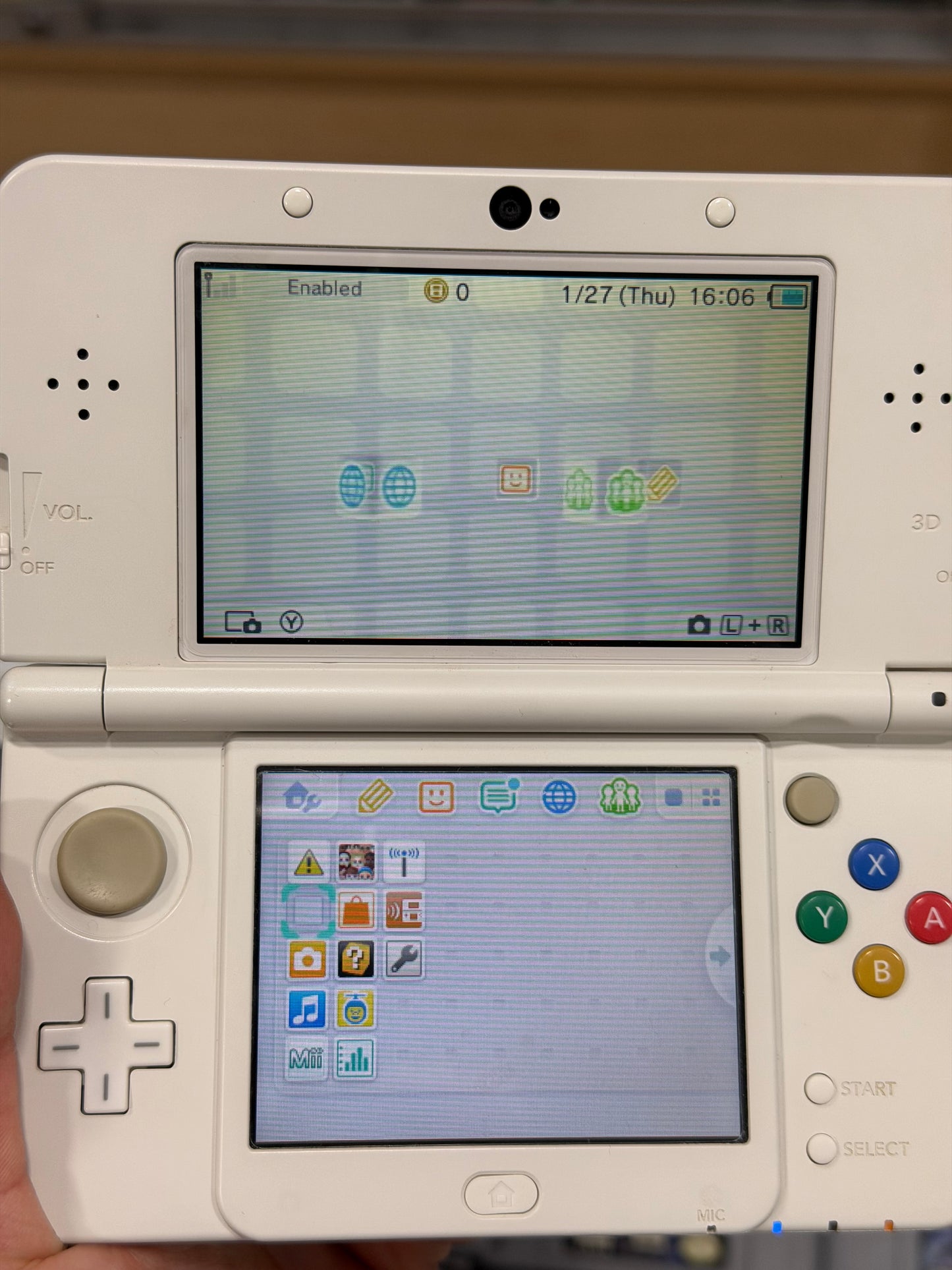 White New Nintendo 3DS Handheld System With Charger (Region Free) (JAPANESE TO US)