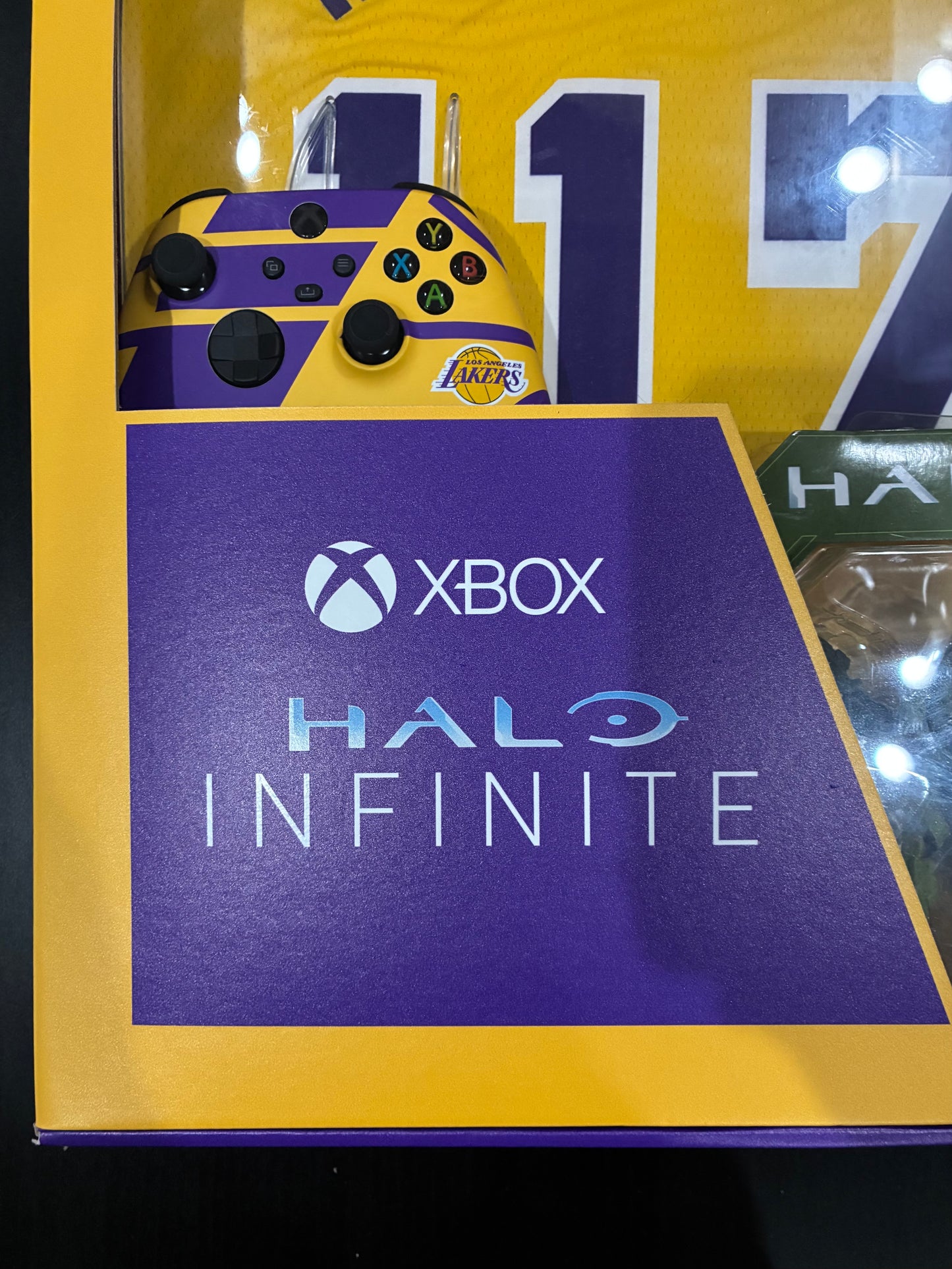Limited Edition Los Angeles Lakers Master Chief 117 Halo Infinite Bundle - Size XL (2021)