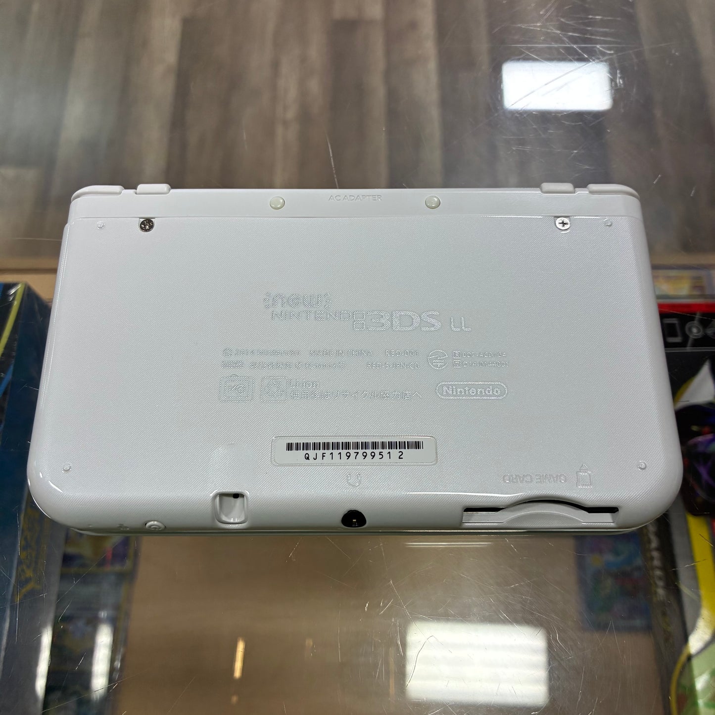 (512) New Nintendo 3DS XL Handheld System (White) w/ Charger (Region Free)(JAPANESE TO US)