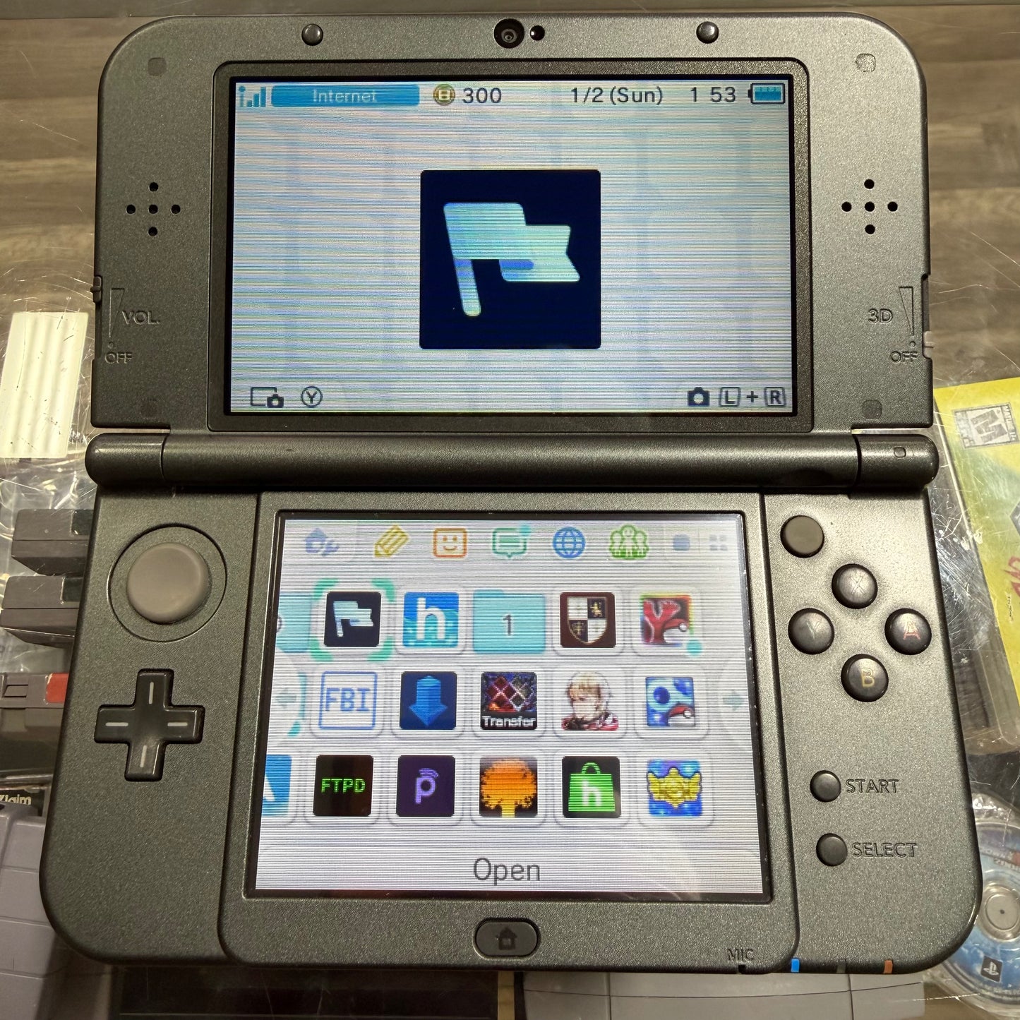 New Nintendo 3DS XL Black Nintendo 3DS (Top IPS) (Charger included) 64gb
