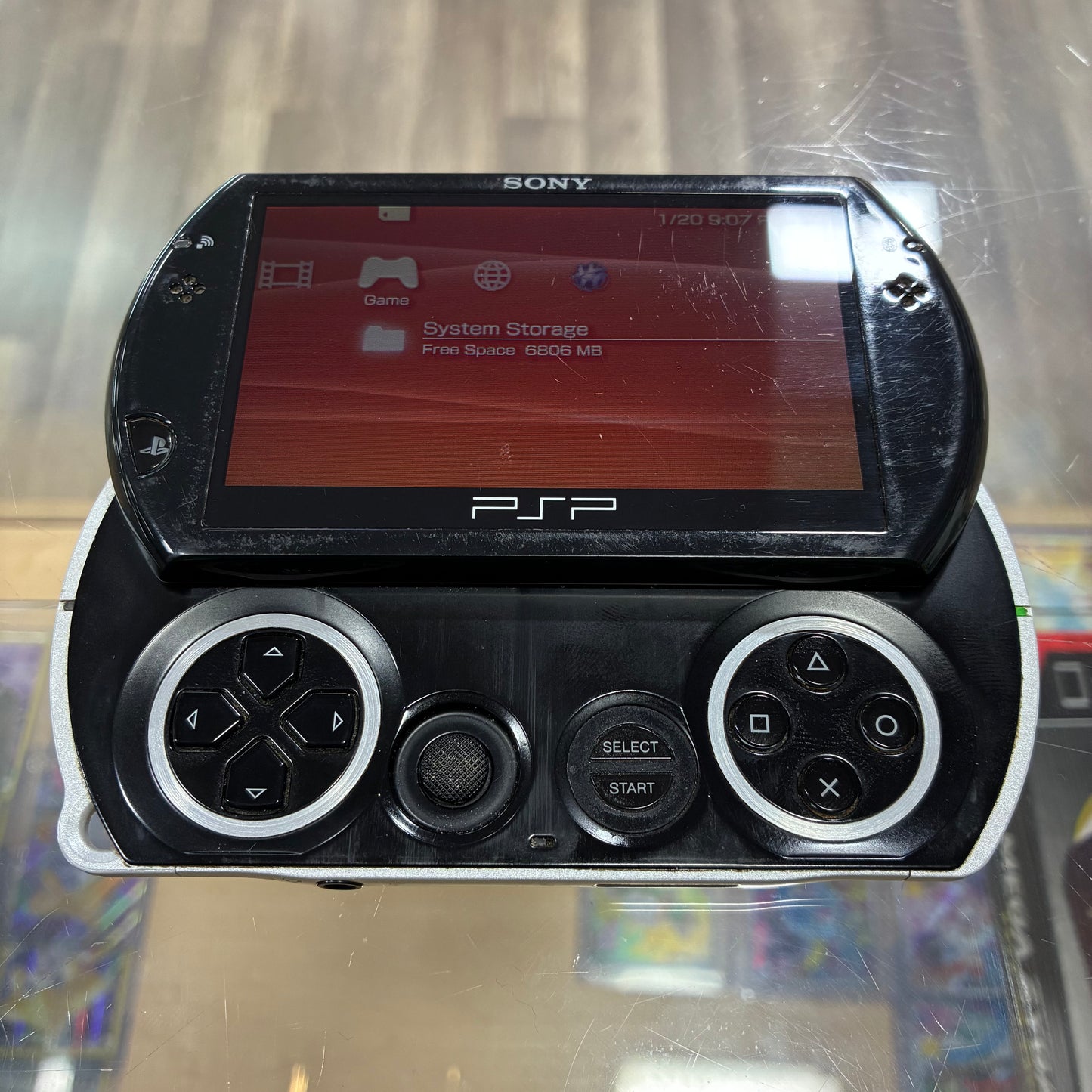 (474) PSP Go Handheld System (Black) w/ Charger