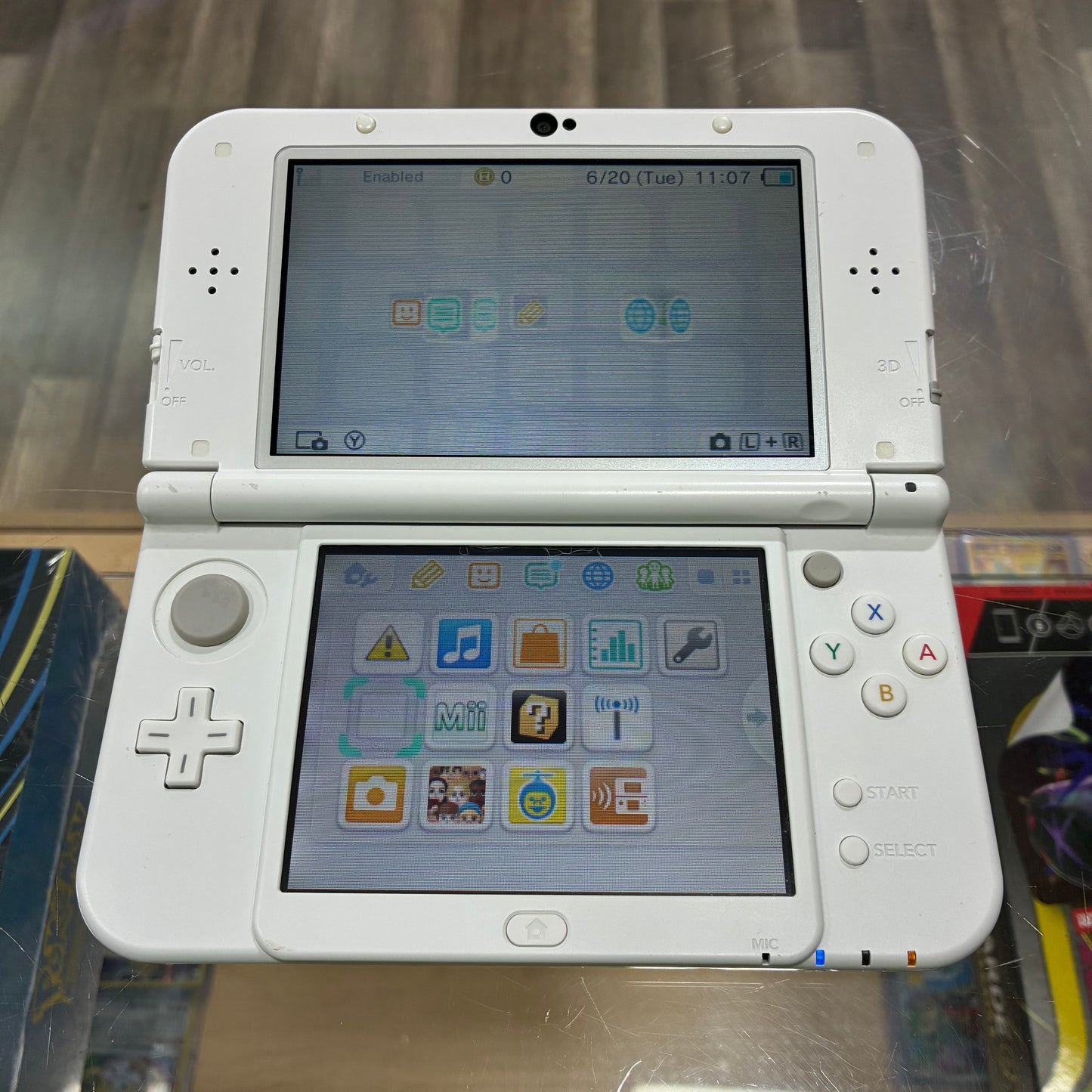 (512) New Nintendo 3DS XL Handheld System (White) w/ Charger (Region Free)(JAPANESE TO US)