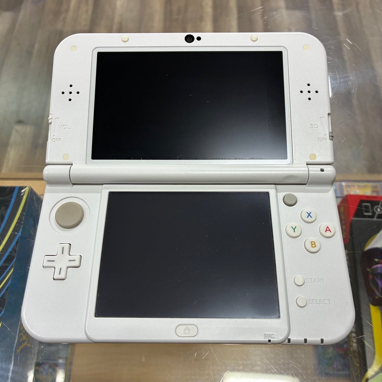 (740) New Nintendo 3DS XL Handheld System (White) w/ Charger (Region Free)(JAPANESE TO US)