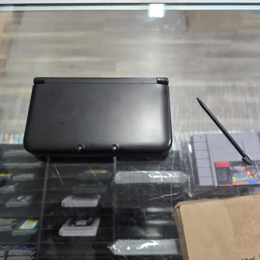 Nintendo 3DS XL Handheld System - Great Shape with Stylus and 2GB SD