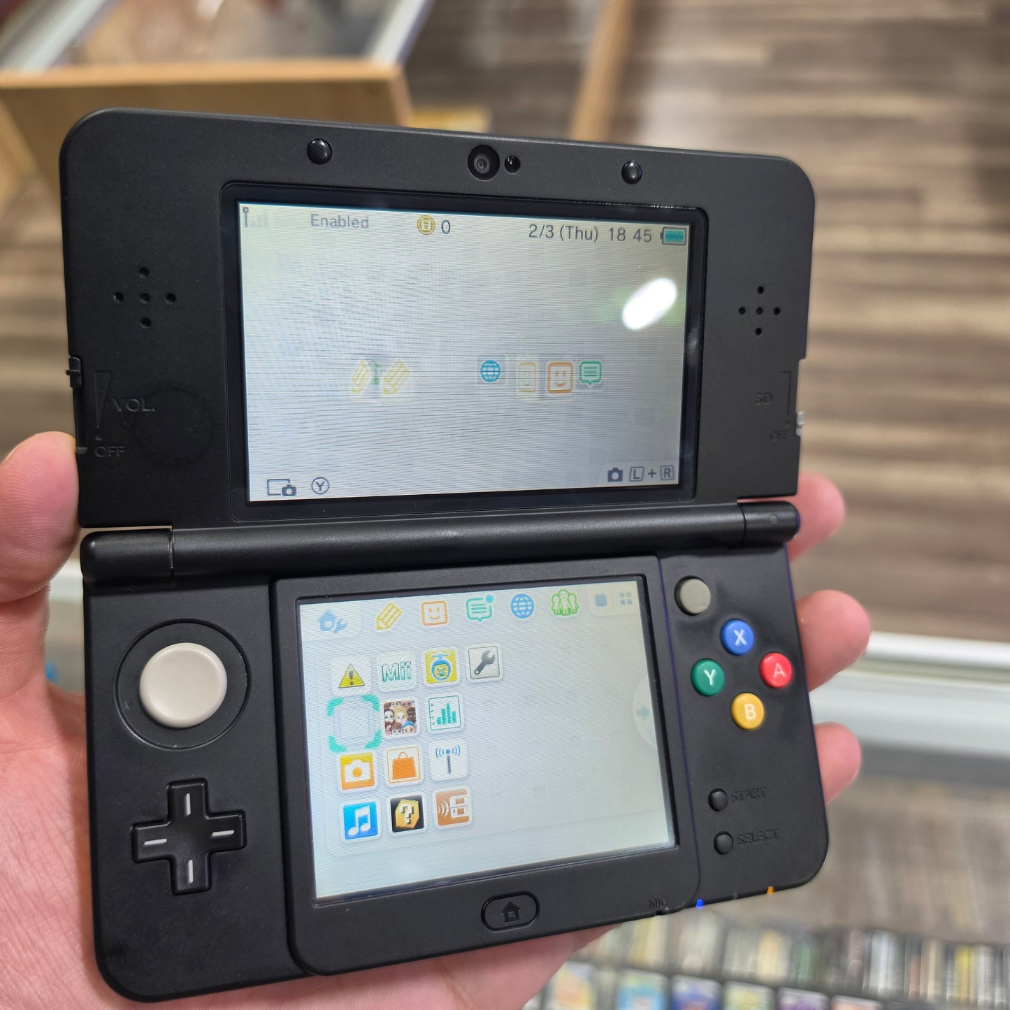New Nintendo 3DS Handheld System With Charger (Has Mario Faceplates (Region Free) (JAPANESE TO US)