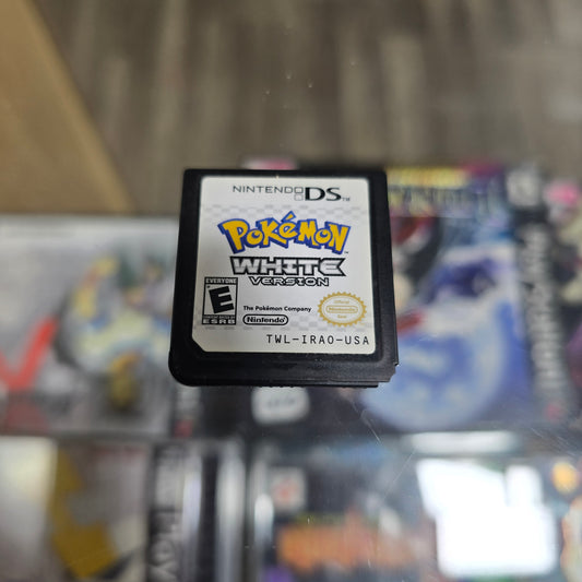 Pokémon White (Check photos for Damage) Nintendo DS