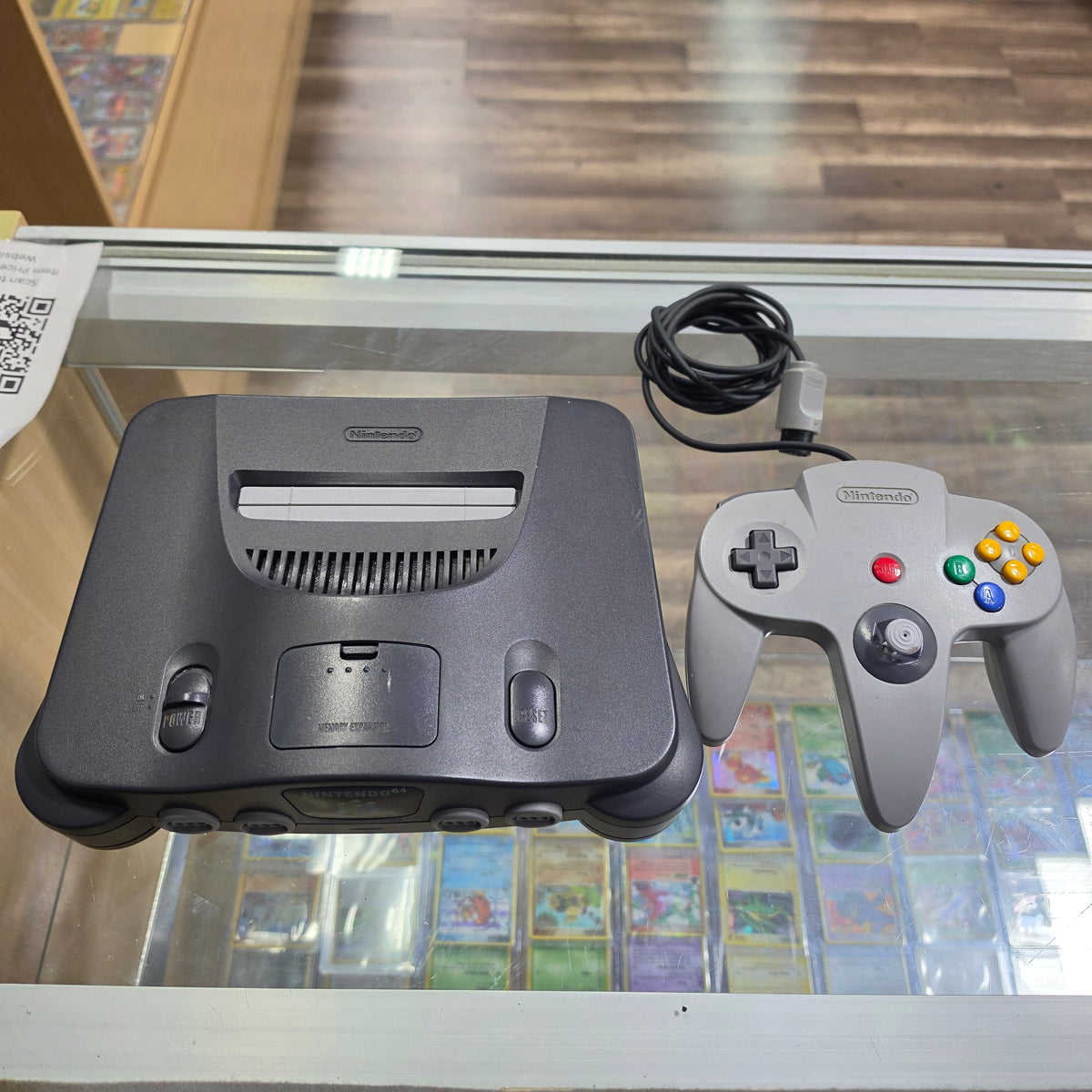 (909) Nintendo 64 System with Wires and Controller