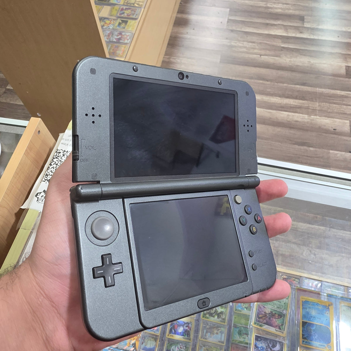 (496) New Nintendo 3DS XL Handheld System (Black) w/ Charger (Region Free)(JAPANESE TO US)