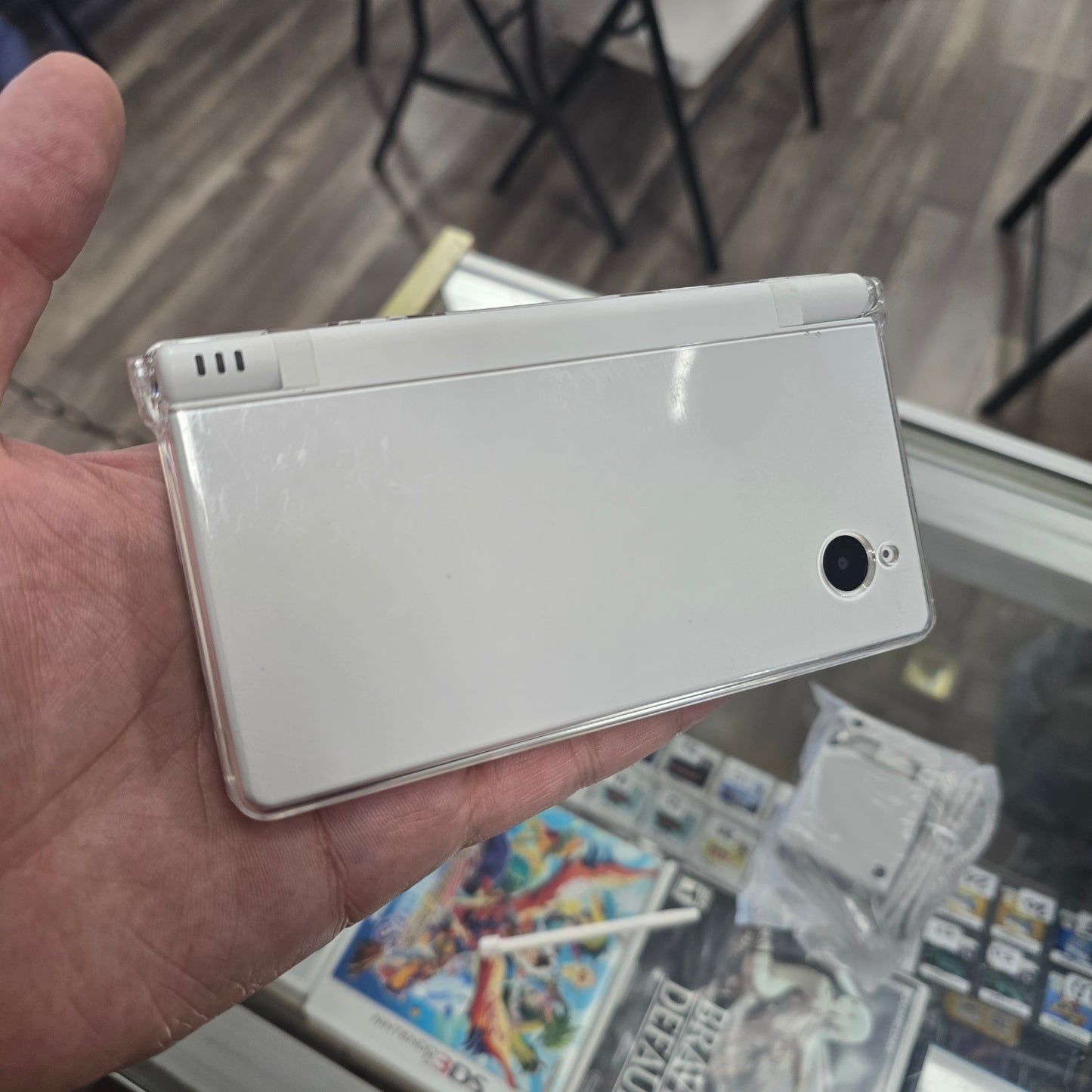 White Nintendo DSI System with Charger (Very Clean Top and Bottom Screen)