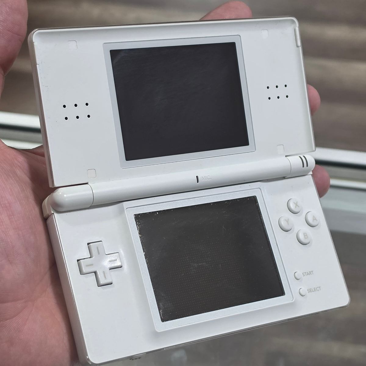 White Nintendo DS Lite Handheld System with Charger (497)