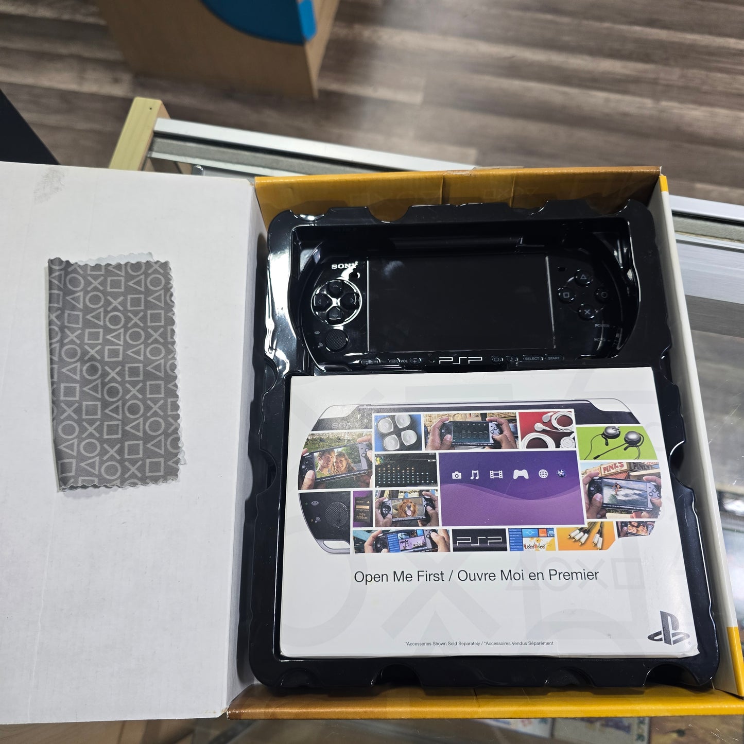 PSP 3000 Model CIB with Box and Charger