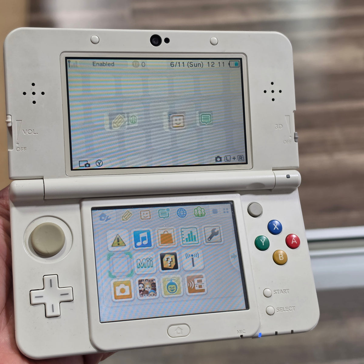 (646) White New Nintendo 3DS Handheld System With Charger (Region Free) (JAPANESE TO US)