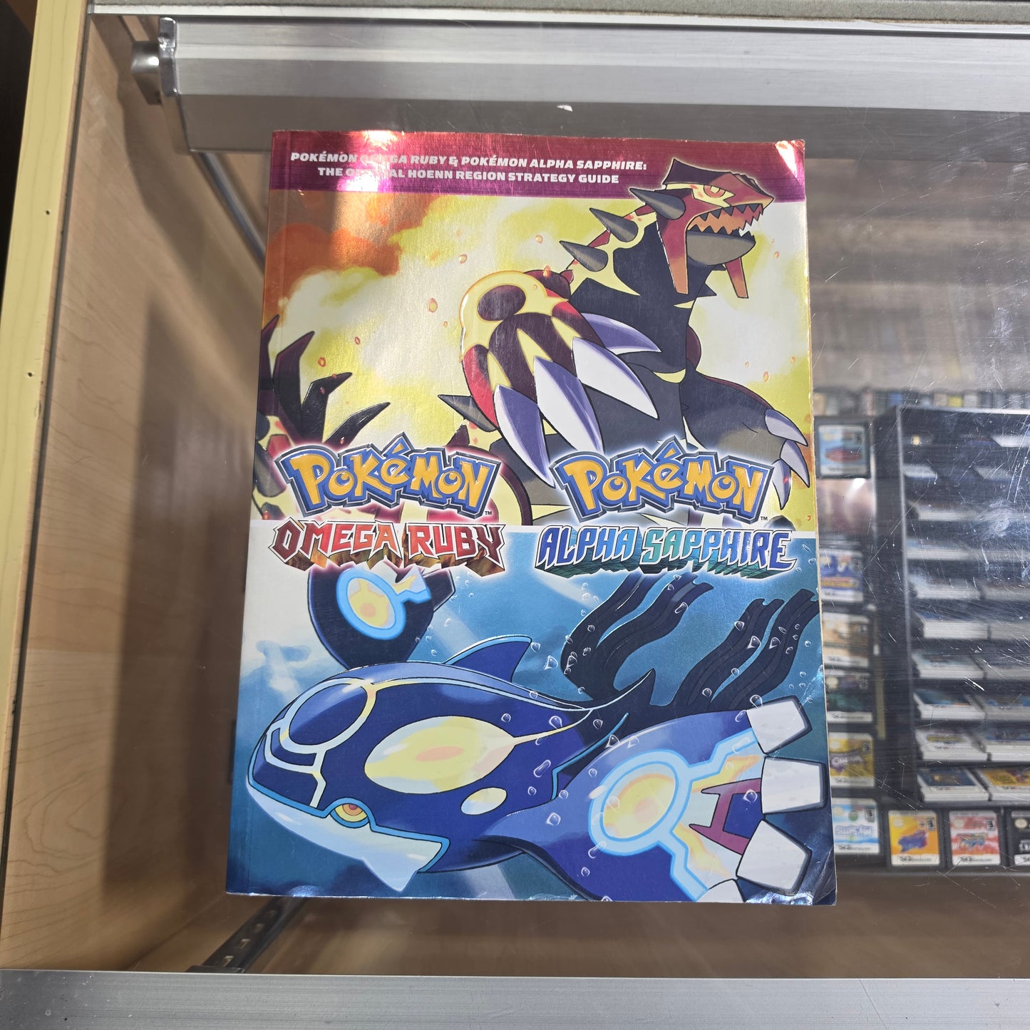 Pokémon Omega Ruby & Alpha Sapphire: The Official Hoenn Region Strategy Guide with Mini Poster
