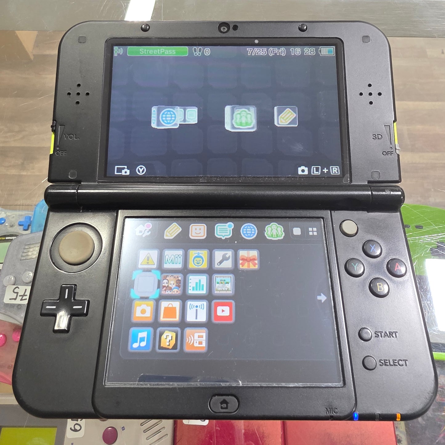 New Nintendo 3DS XL [Special Edition Lime Green] [Charger Included]