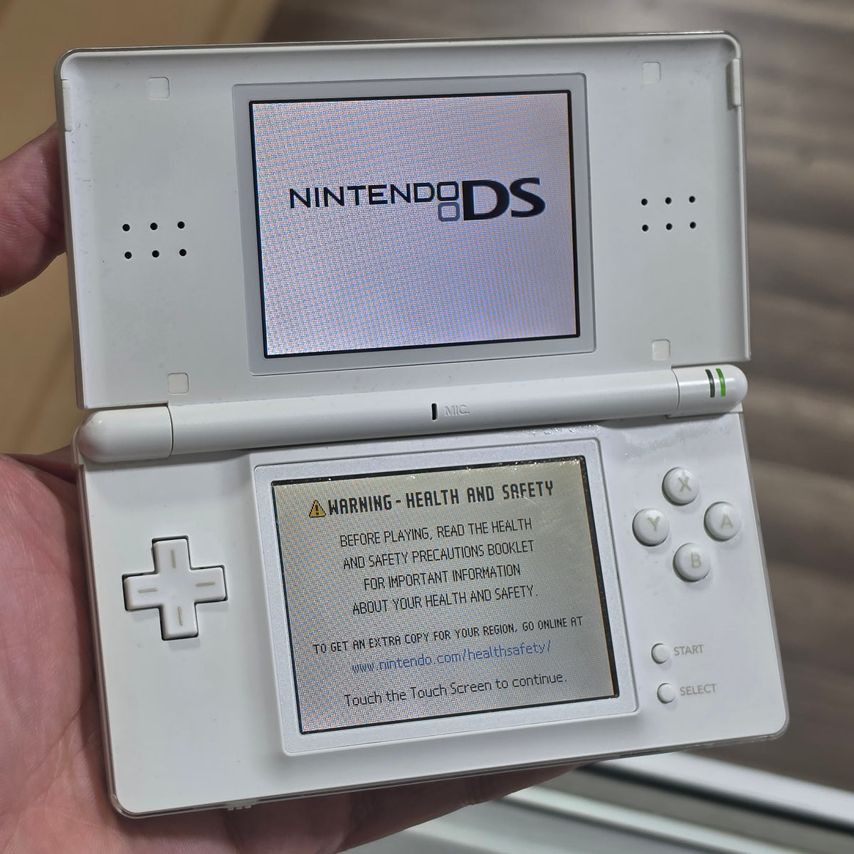 White Nintendo DS Lite Handheld System with Charger (497)