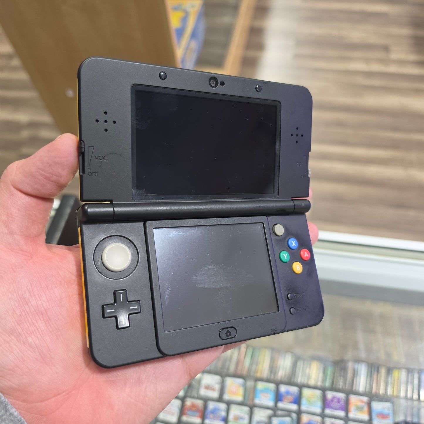 New Nintendo 3DS Handheld System With Charger (Has Mario Faceplates (Region Free) (JAPANESE TO US)