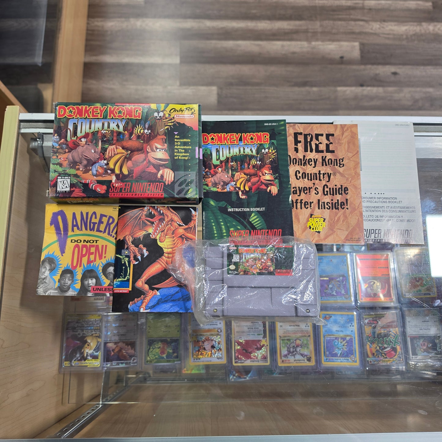 Donkey Kong Country Super Nintendo CIB with Poster (NO TRAY)