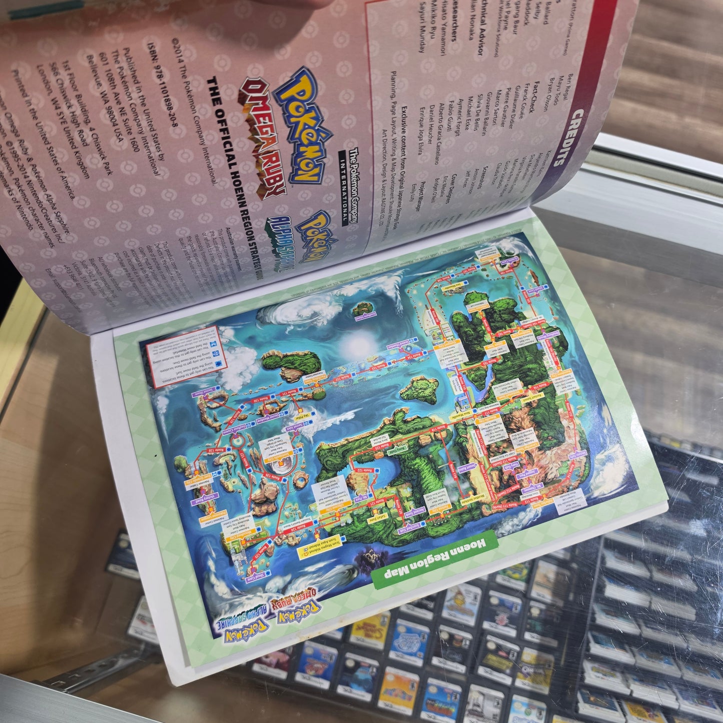 Pokémon Omega Ruby & Alpha Sapphire: The Official Hoenn Region Strategy Guide with Mini Poster